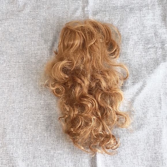 Accessories: pony tail. - Picture 1 of 3